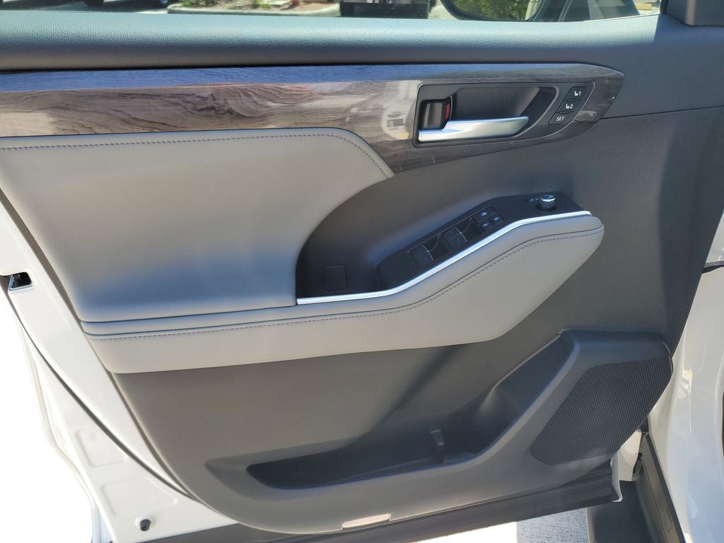 2025 Toyota Highlander Platinum
