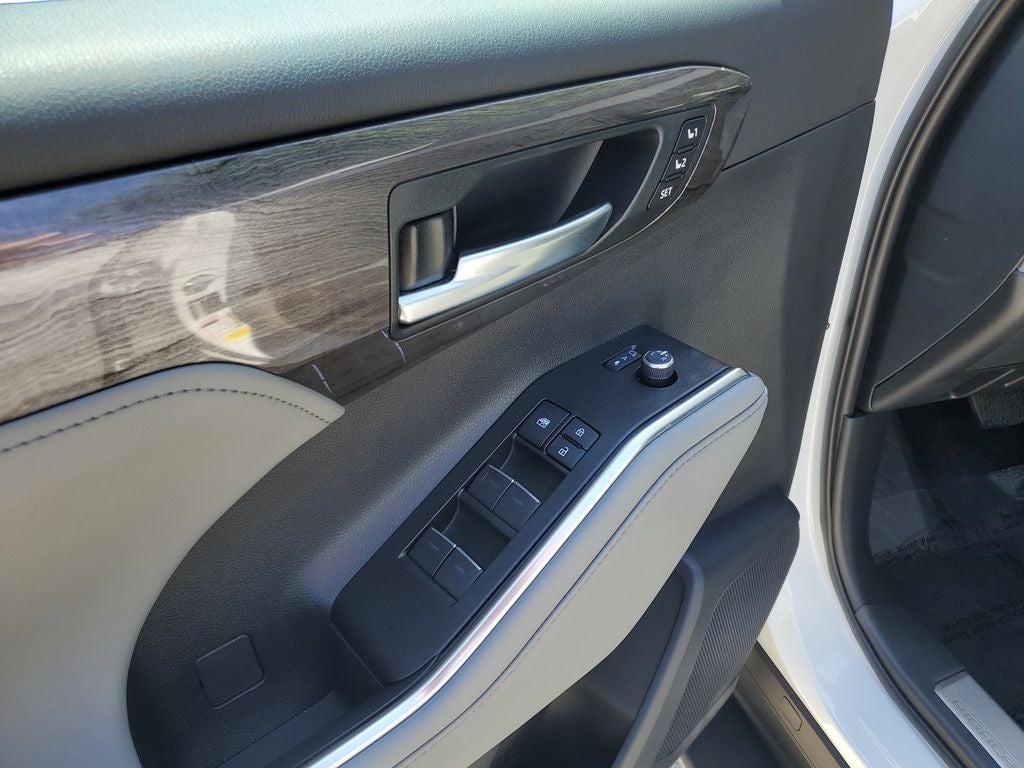 2025 Toyota Highlander Platinum