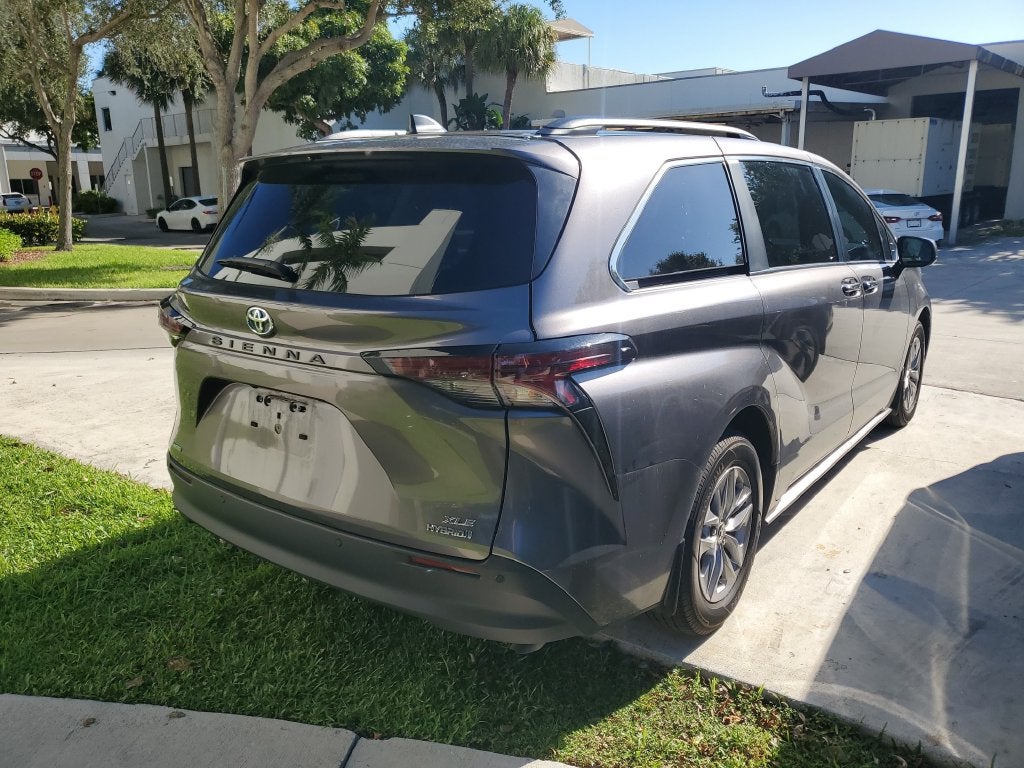 2024 Toyota Sienna XLE 8 Passenger